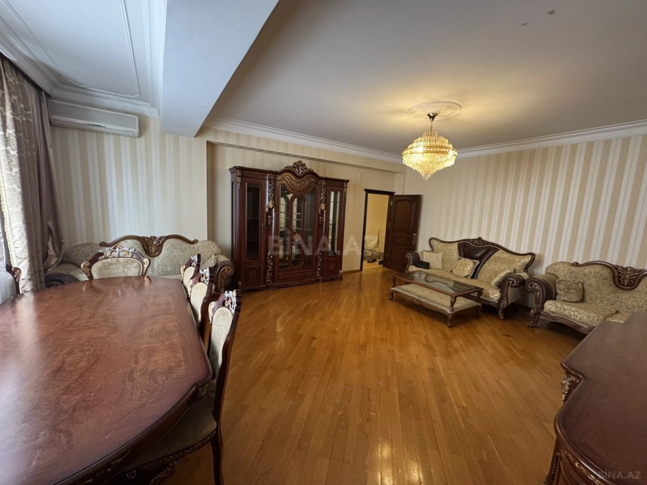 Satılır 4 otaqlı mənzil 176 m²