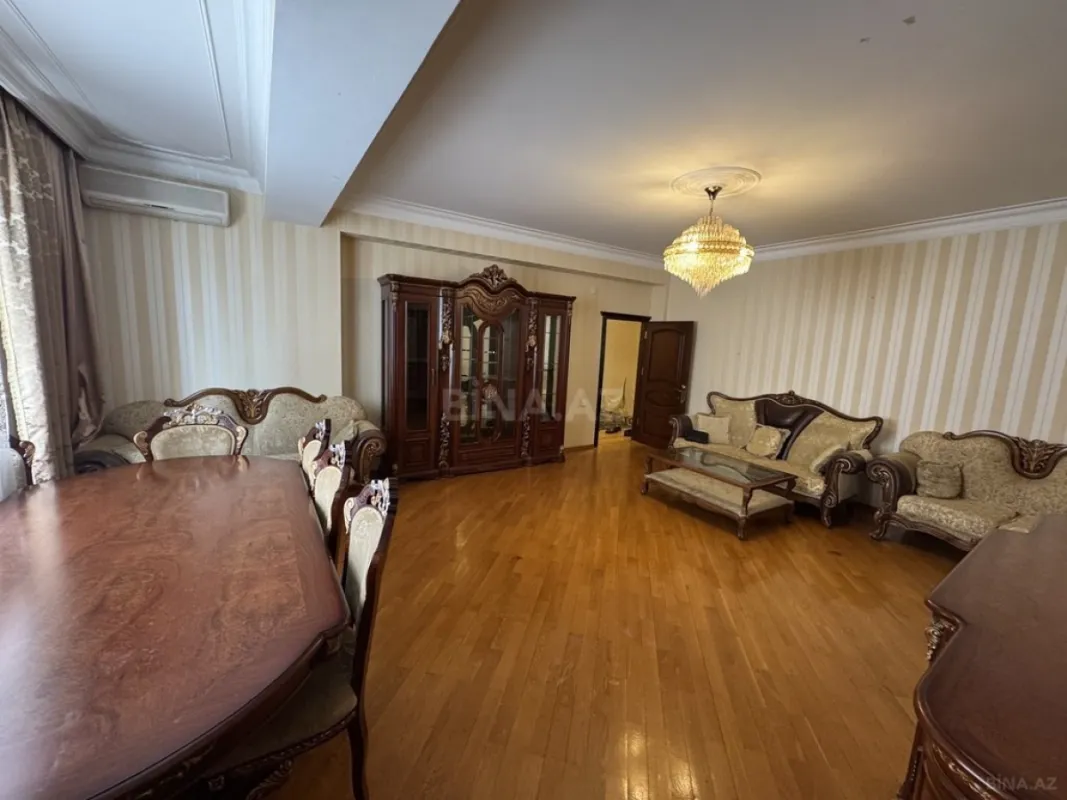 Satılır 4 otaqlı mənzil 176 m²