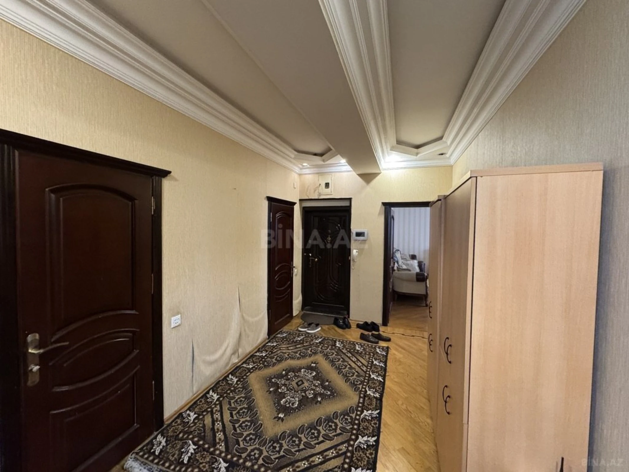 Satılır 4 otaqlı mənzil 176 m²