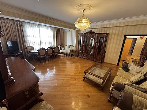 Satılır 4 otaqlı mənzil 176 m²