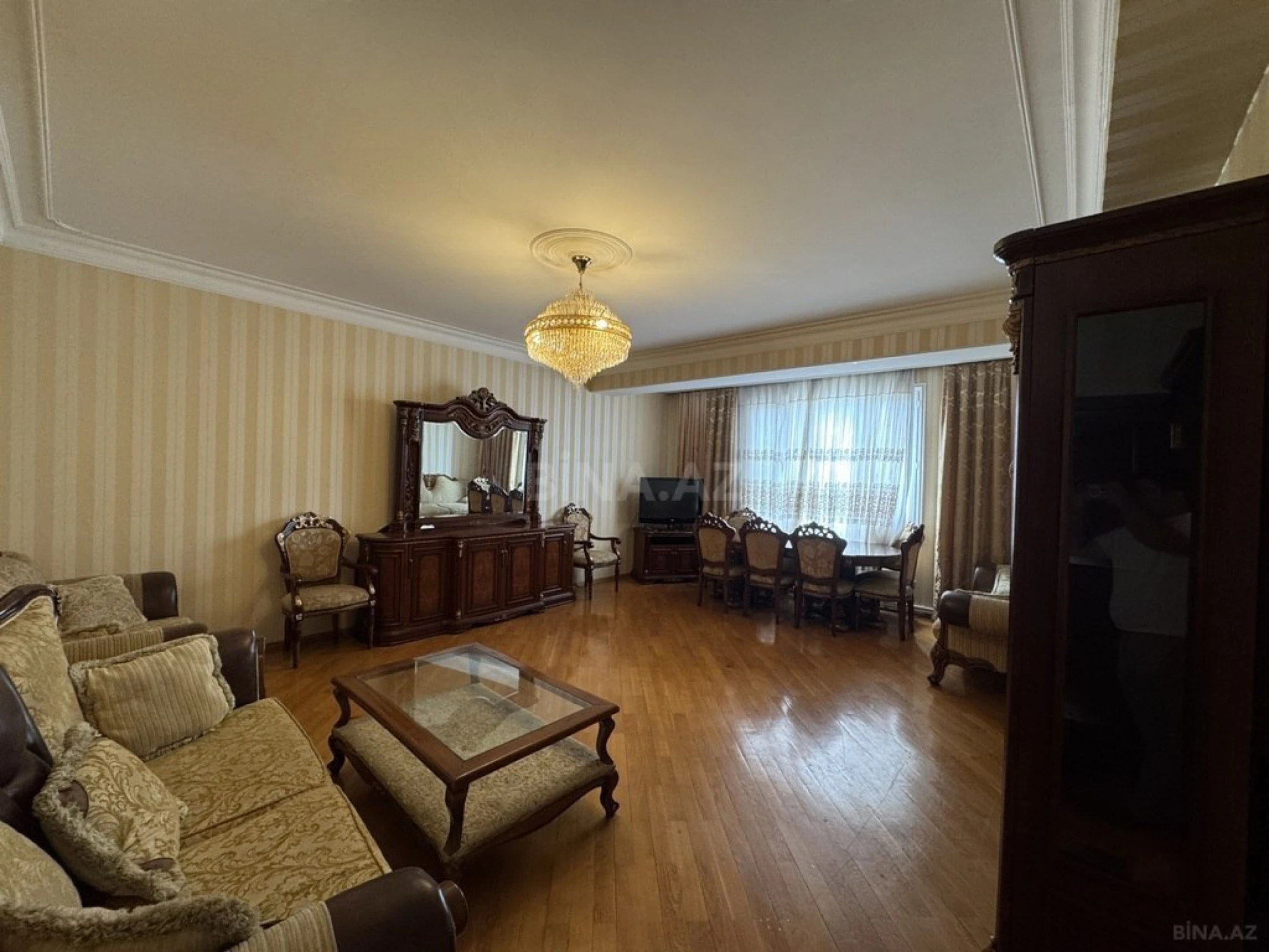 Satılır 4 otaqlı mənzil 176 m²