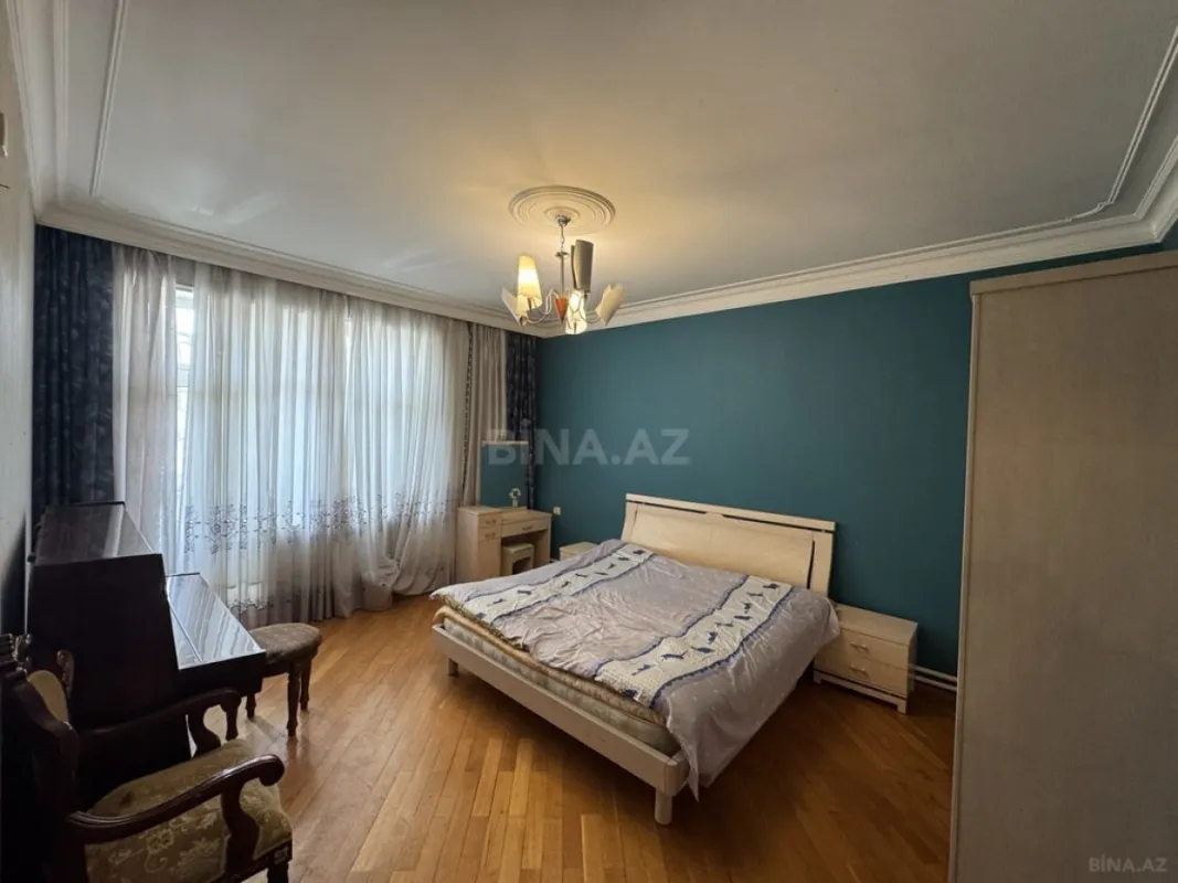 Satılır 4 otaqlı mənzil 176 m²