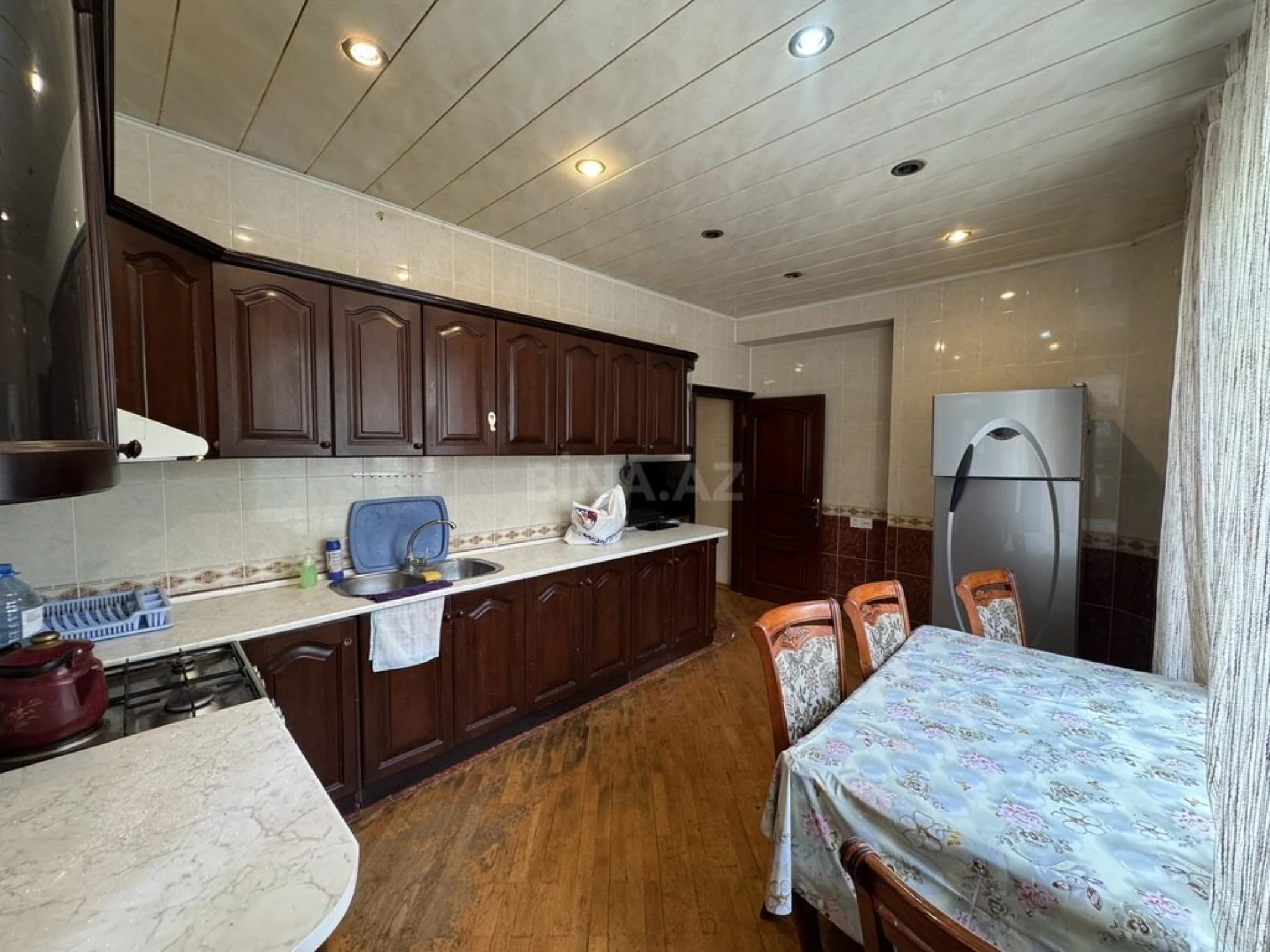 Satılır 4 otaqlı mənzil 176 m²