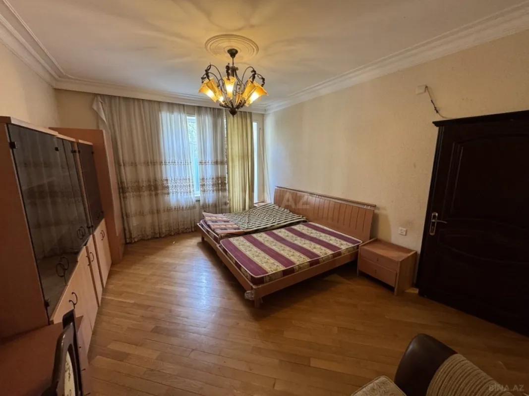 Satılır 4 otaqlı mənzil 176 m²