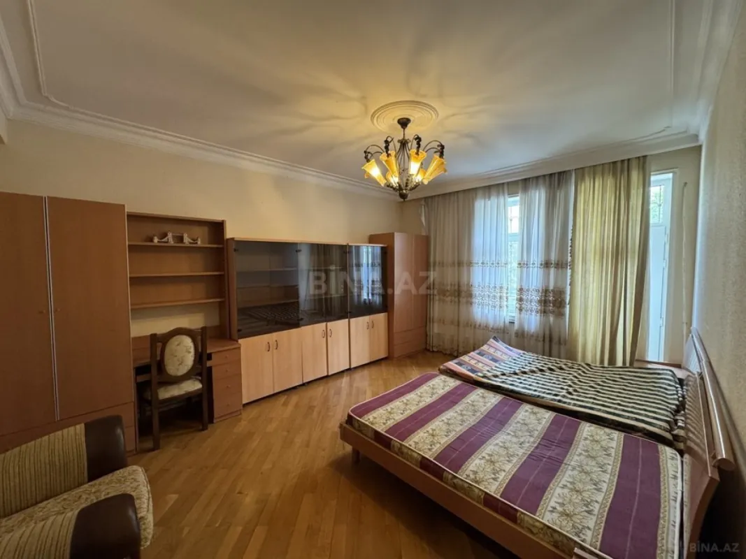 Satılır 4 otaqlı mənzil 176 m²
