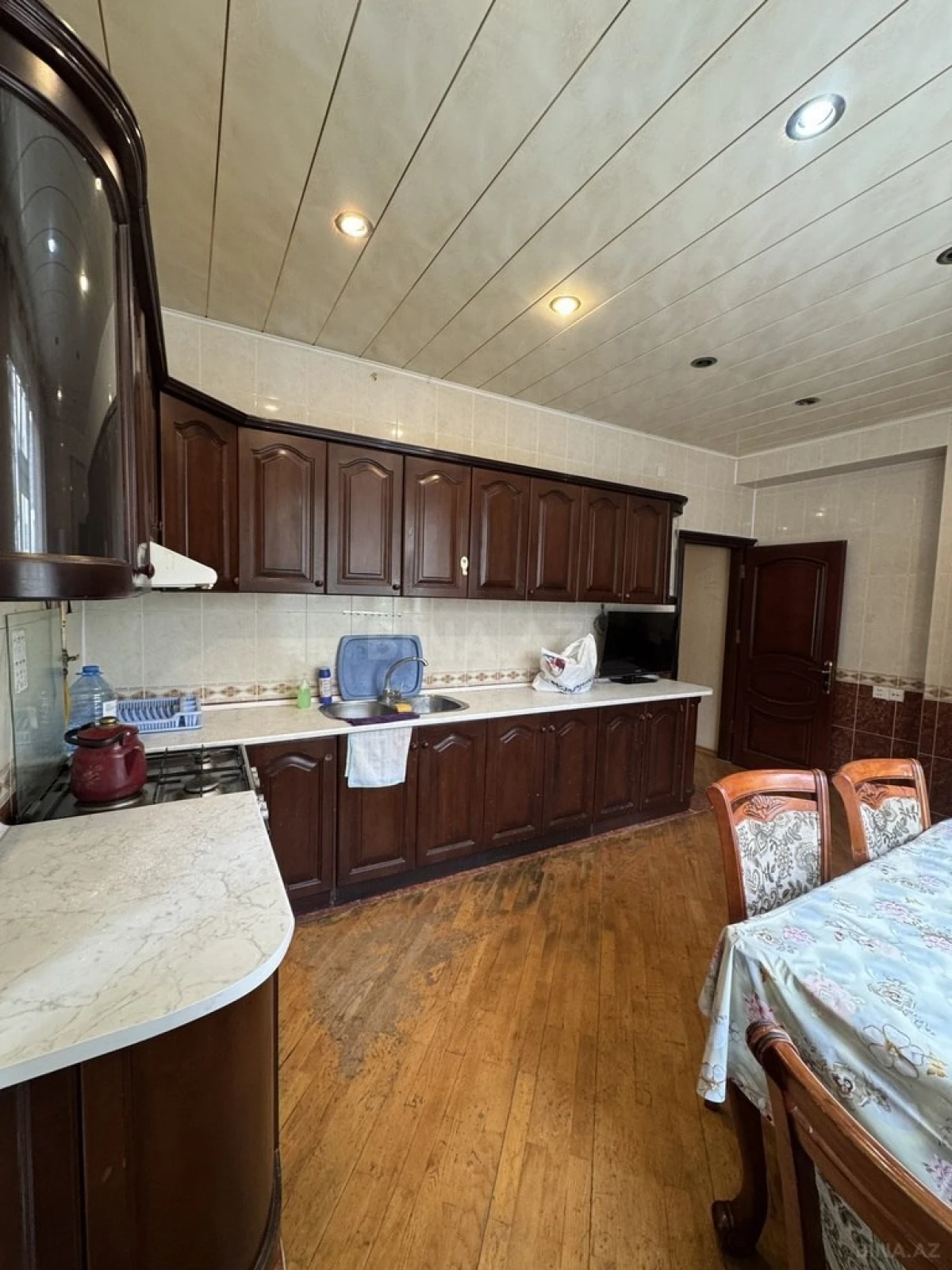 Satılır 4 otaqlı mənzil 176 m²