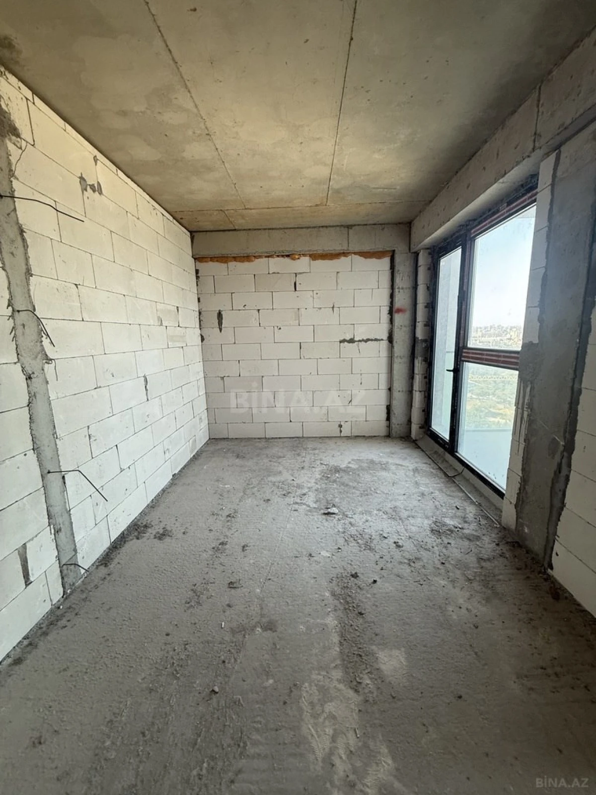 Satılır 4 otaqlı mənzil 303 m²