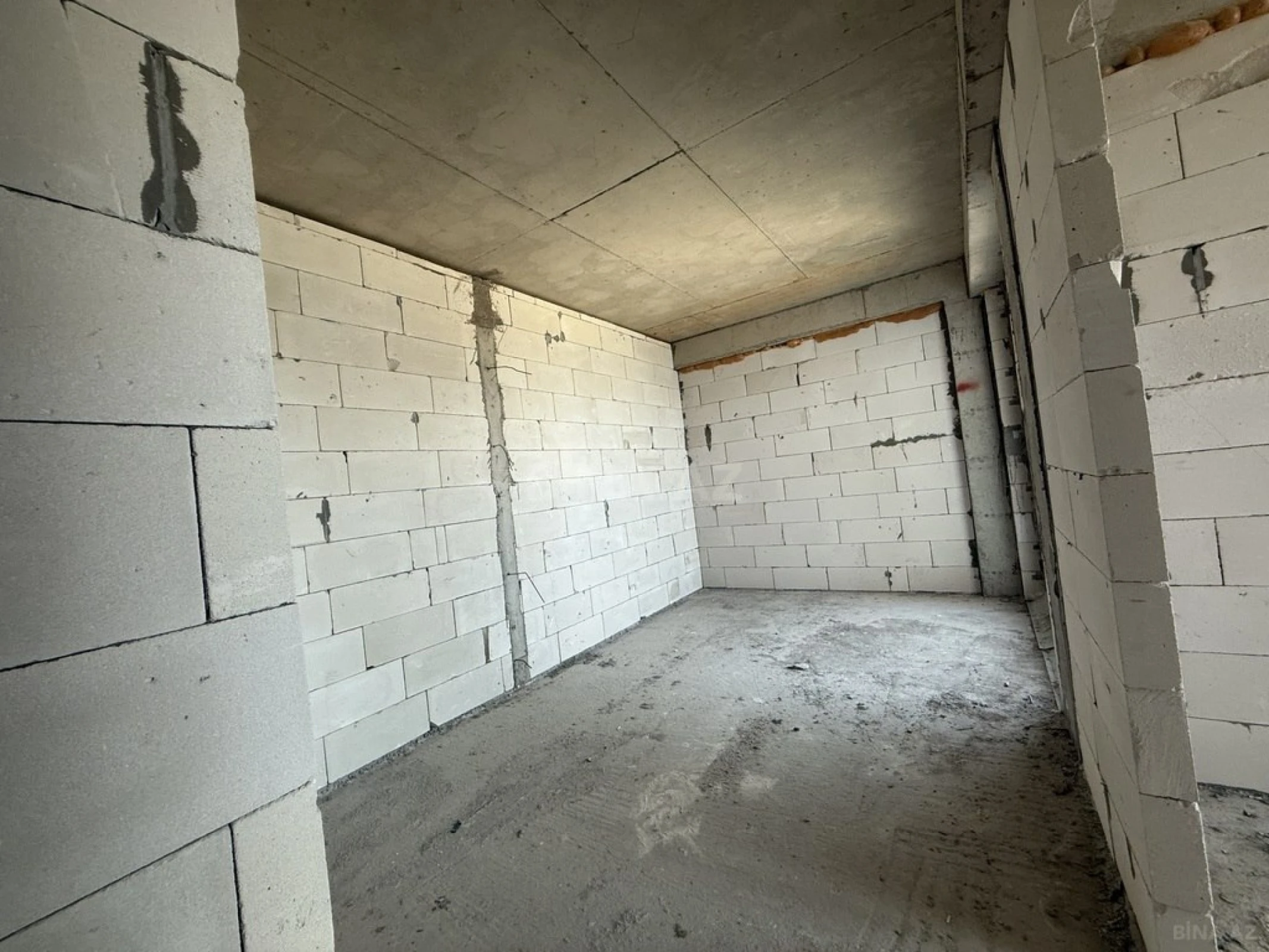 Satılır 4 otaqlı mənzil 303 m²