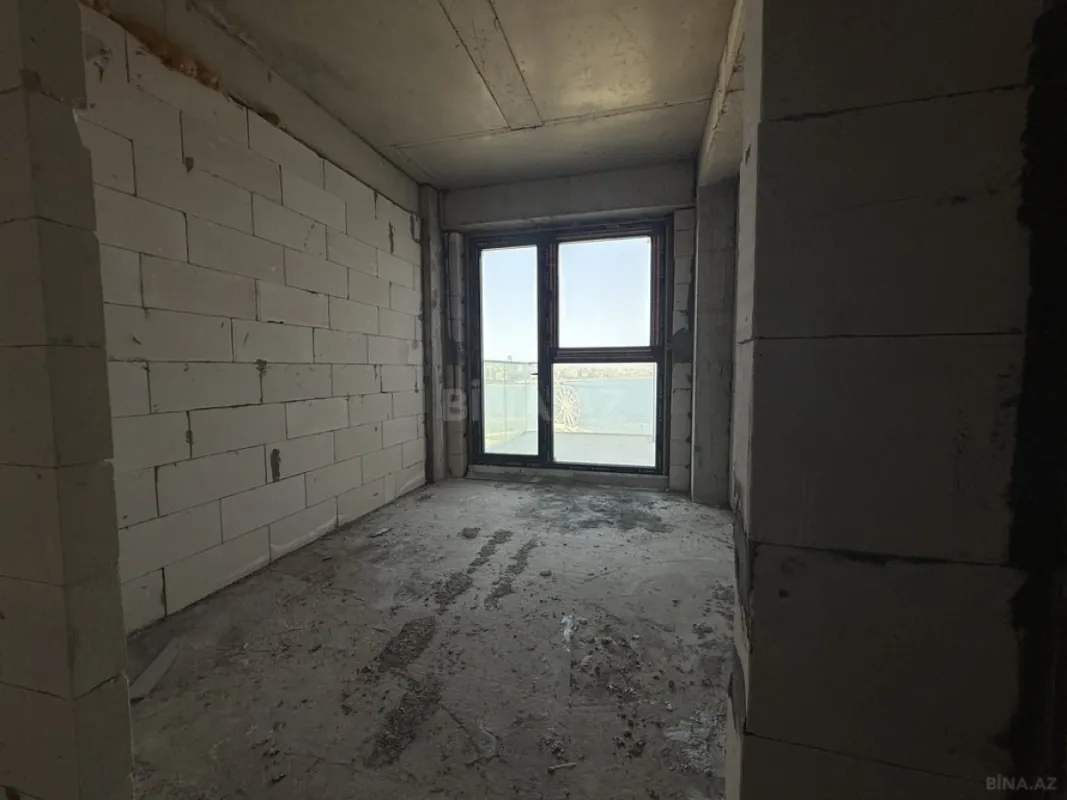 Satılır 4 otaqlı mənzil 303 m²