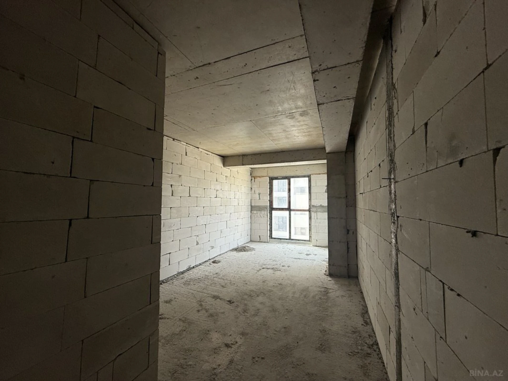 Satılır 4 otaqlı mənzil 303 m²