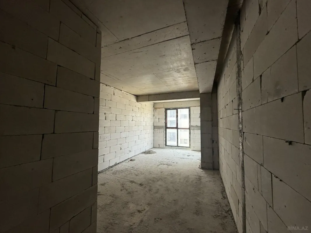 Satılır 4 otaqlı mənzil 303 m²