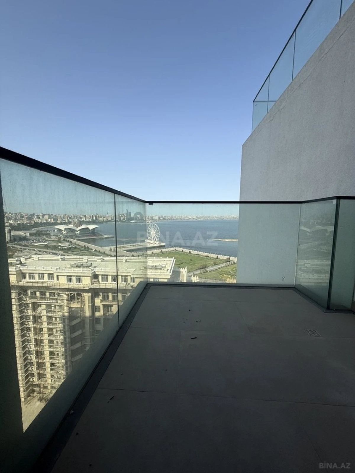 Satılır 4 otaqlı mənzil 303 m²