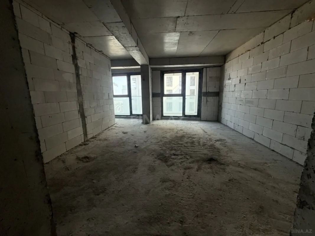 Satılır 4 otaqlı mənzil 303 m²