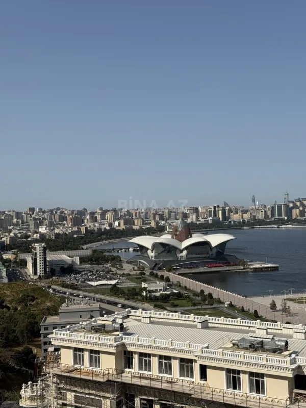 Satılır 4 otaqlı mənzil 303 m²