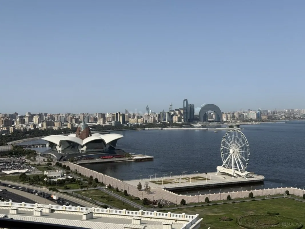 Satılır 4 otaqlı mənzil 303 m²