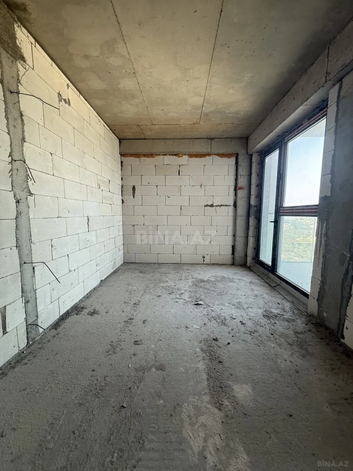 Satılır 4 otaqlı mənzil 303 m²