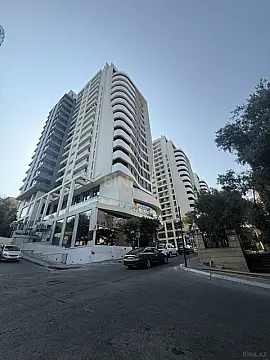 Satılır 4 otaqlı mənzil 303 m²