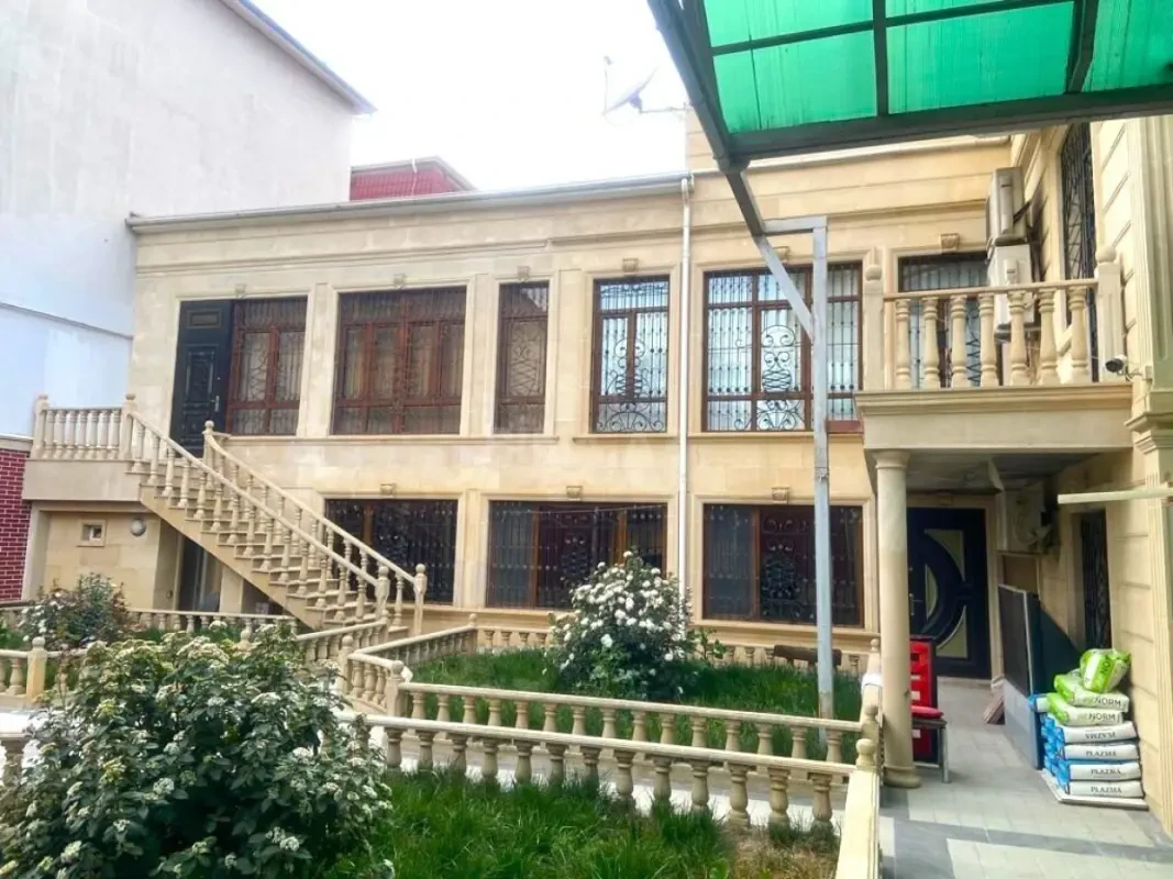 Satılır 9 otaqlı həyət evi 650 m²