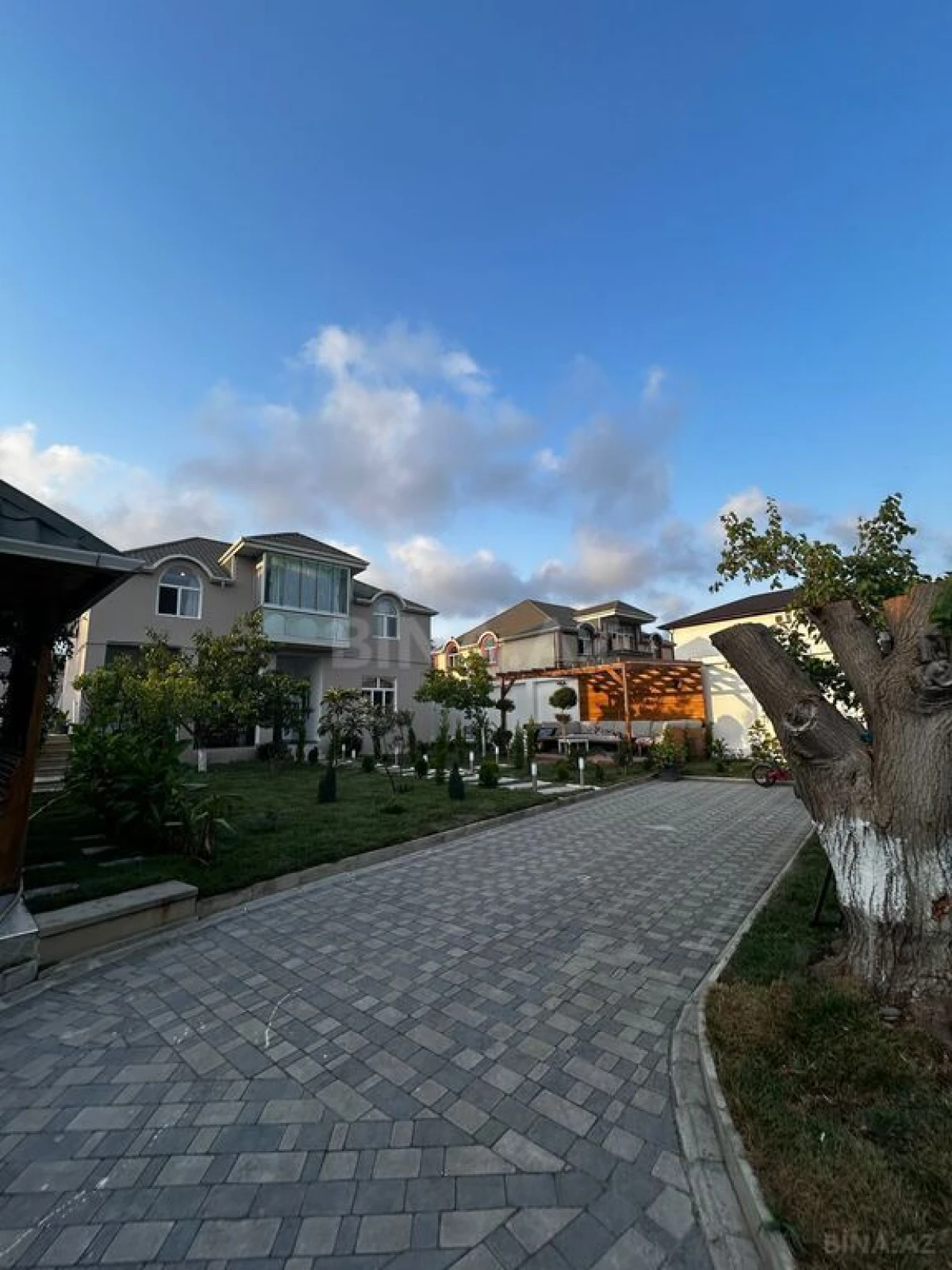 Satılır 8 otaqlı həyət evi 240 m²