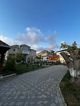 Satılır 8 otaqlı həyət evi 240 m²