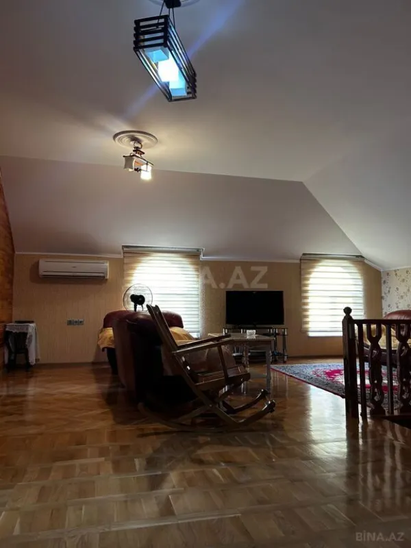 Satılır 8 otaqlı həyət evi 240 m²