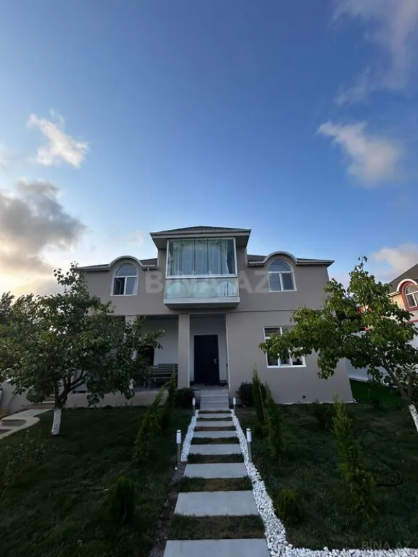 Satılır 8 otaqlı həyət evi 240 m²