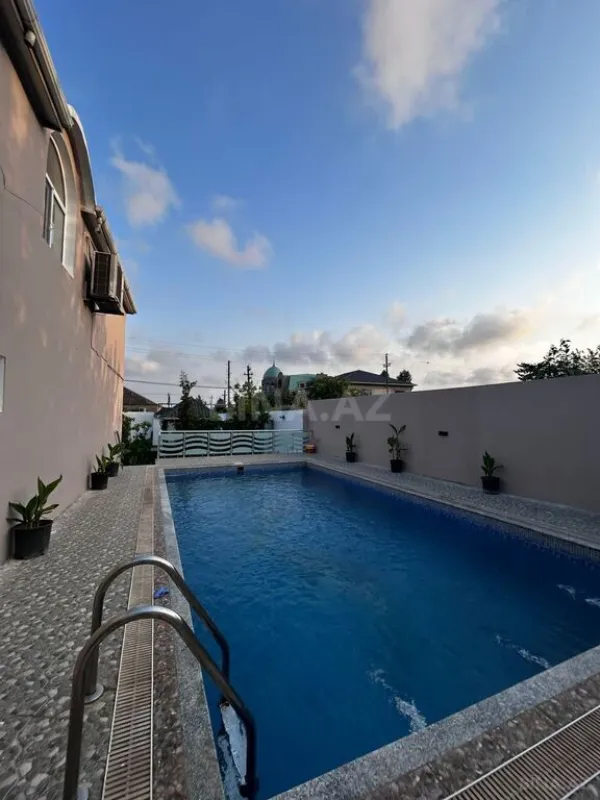 Satılır 8 otaqlı həyət evi 240 m²