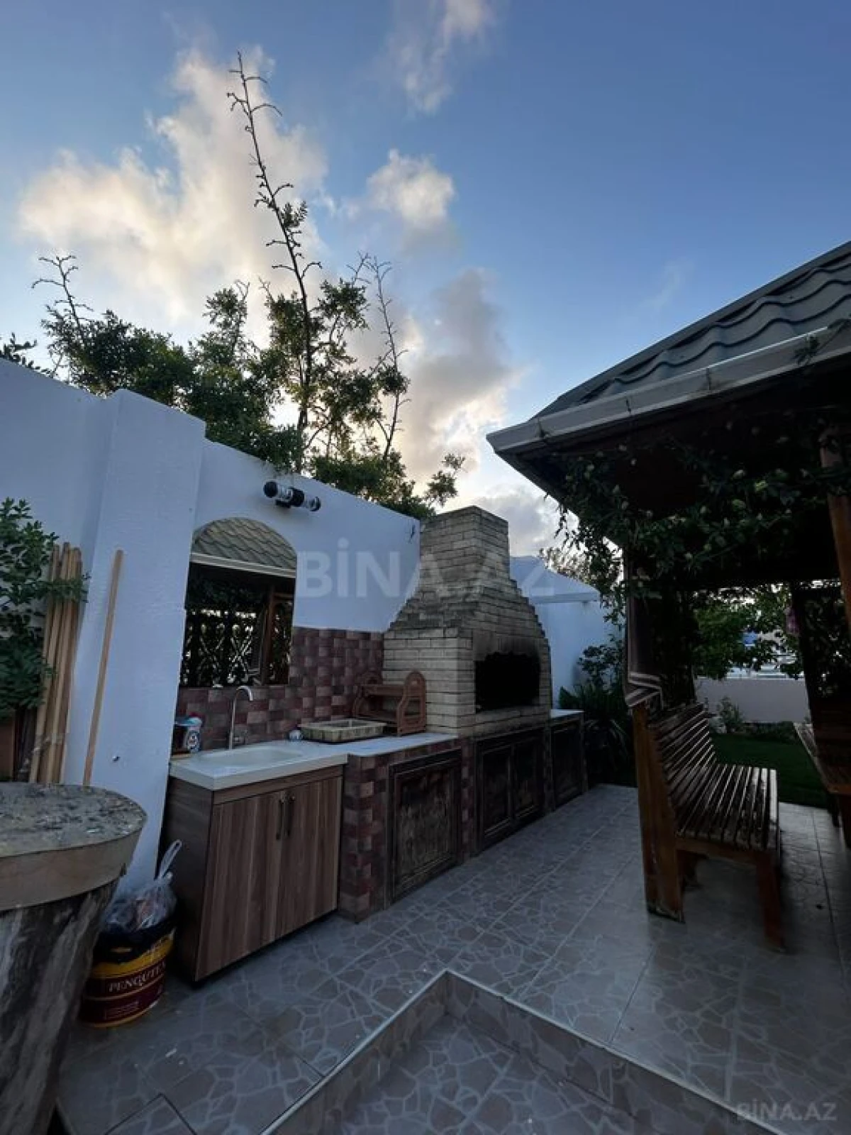 Satılır 8 otaqlı həyət evi 240 m²