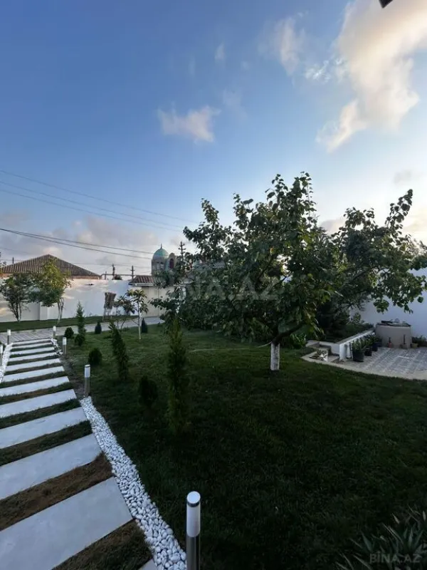 Satılır 8 otaqlı həyət evi 240 m²