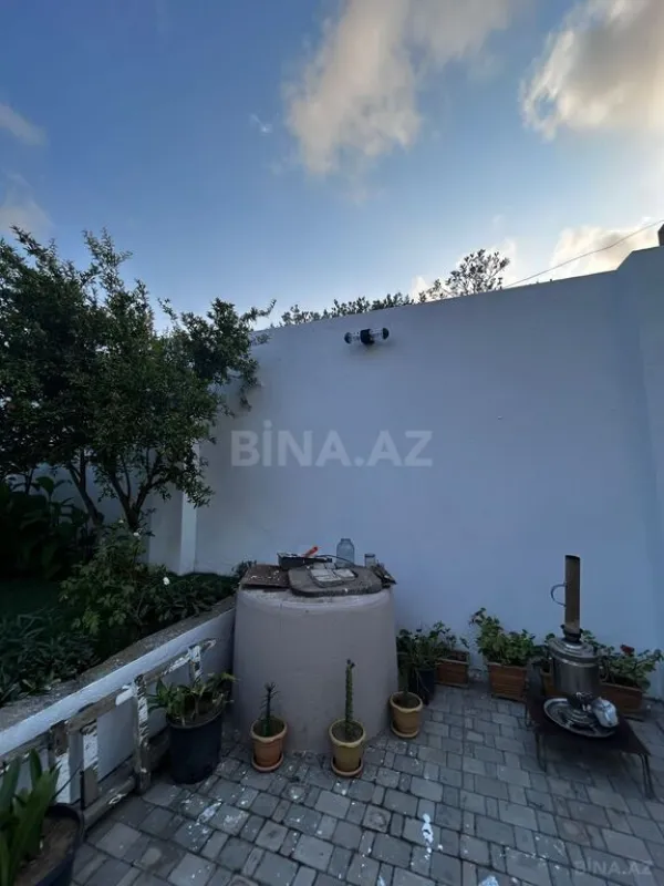 Satılır 8 otaqlı həyət evi 240 m²