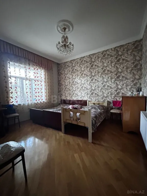 Satılır 8 otaqlı həyət evi 240 m²