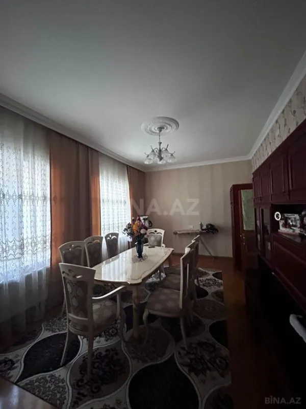 Satılır 8 otaqlı həyət evi 240 m²