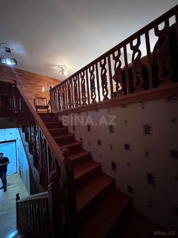 Satılır 8 otaqlı həyət evi 240 m²
