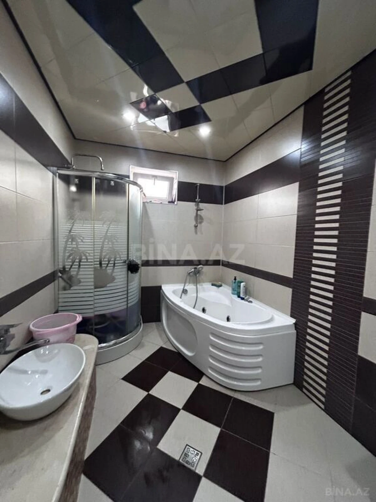 Satılır 8 otaqlı həyət evi 240 m²