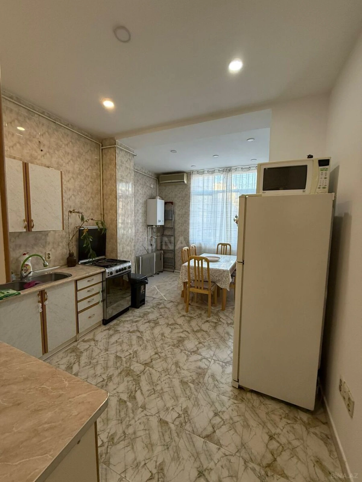 Kirayə verilir 2 otaqlı mənzil 94 m²