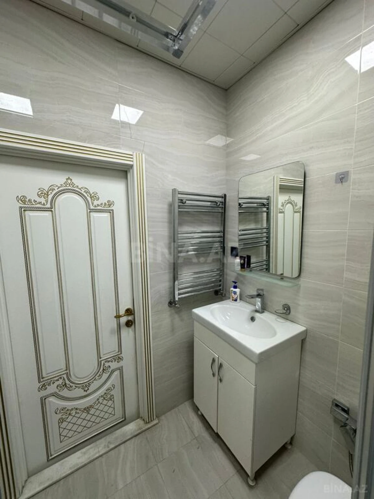 Kirayə verilir 2 otaqlı mənzil 110 m²