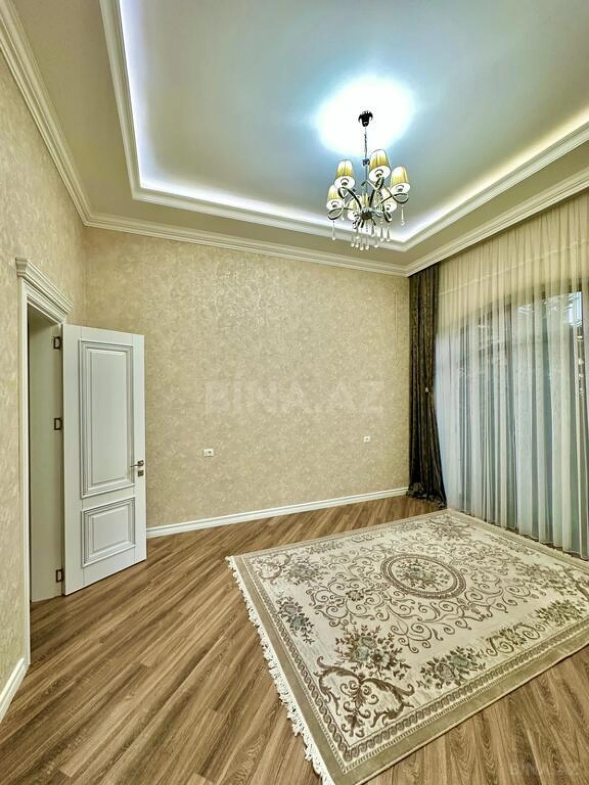 Satılır 5 otaqlı həyət evi 300 m²