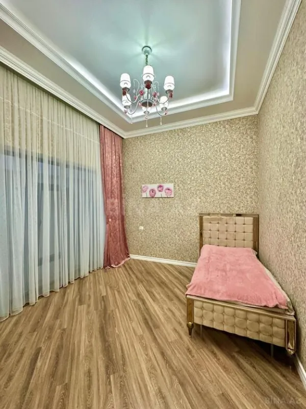 Satılır 5 otaqlı həyət evi 300 m²