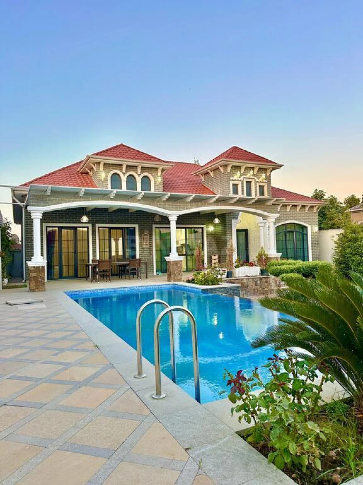 Satılır 5 otaqlı həyət evi 300 m²