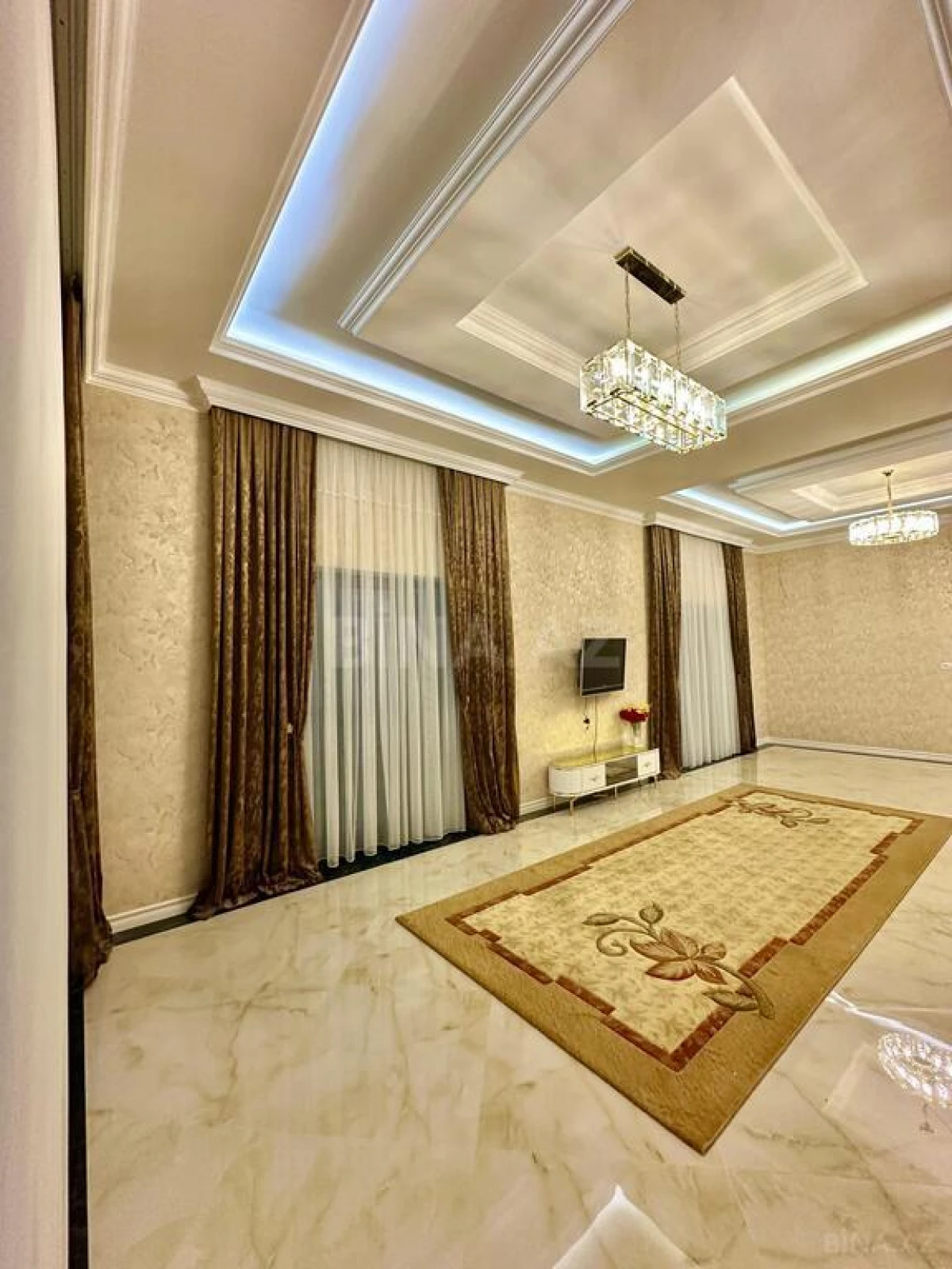 Satılır 5 otaqlı həyət evi 300 m²