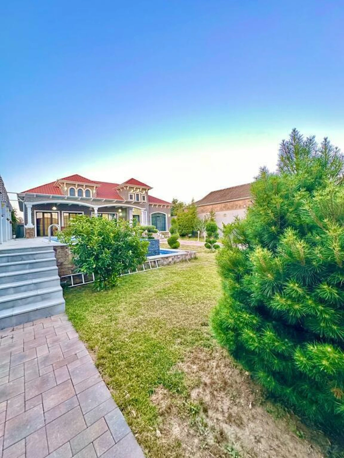 Satılır 5 otaqlı həyət evi 300 m²