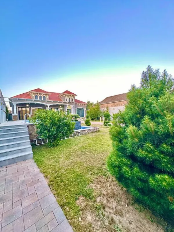 Satılır 5 otaqlı həyət evi 300 m²