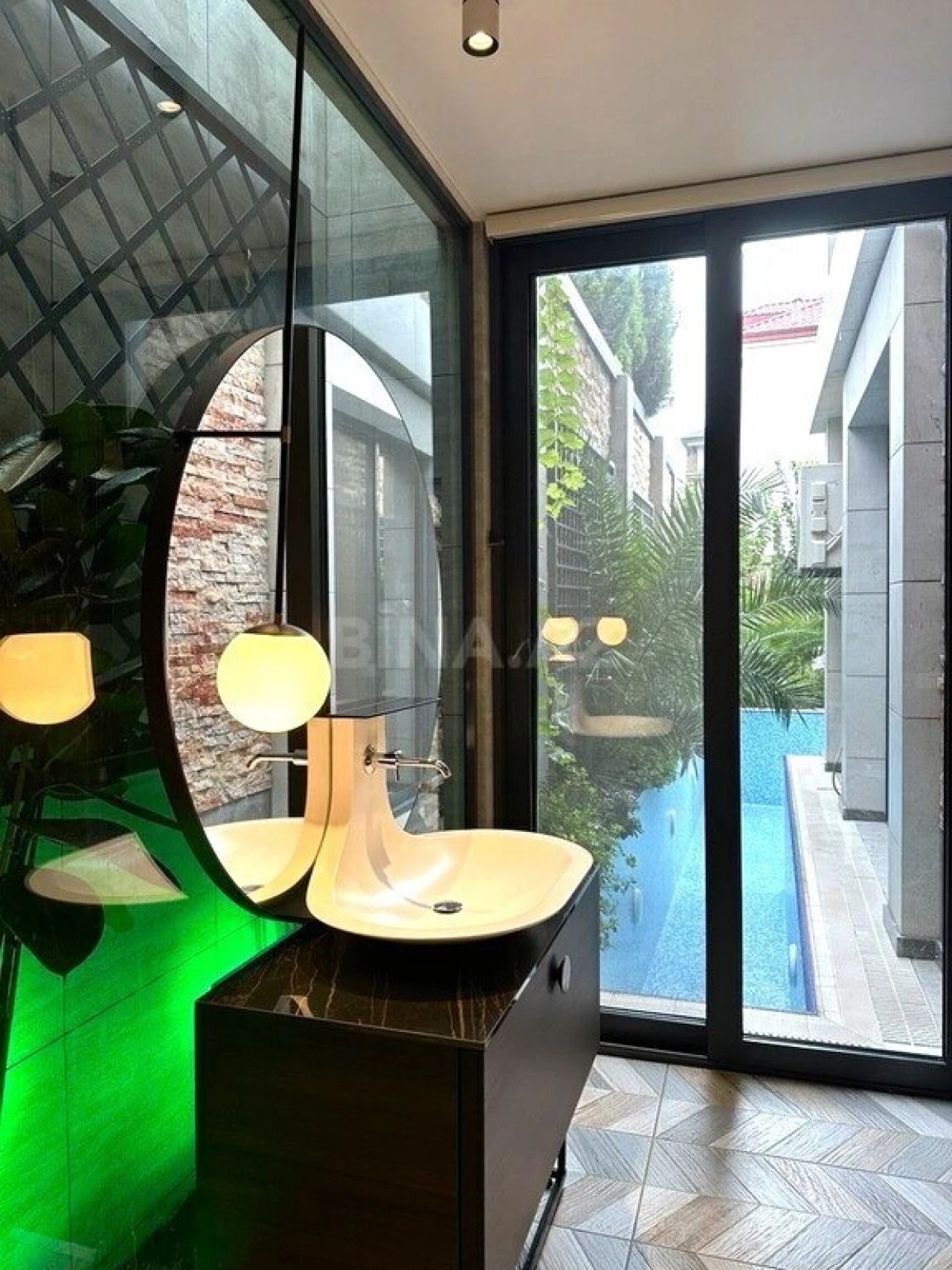 Satılır 9 otaqlı həyət evi 450 m²