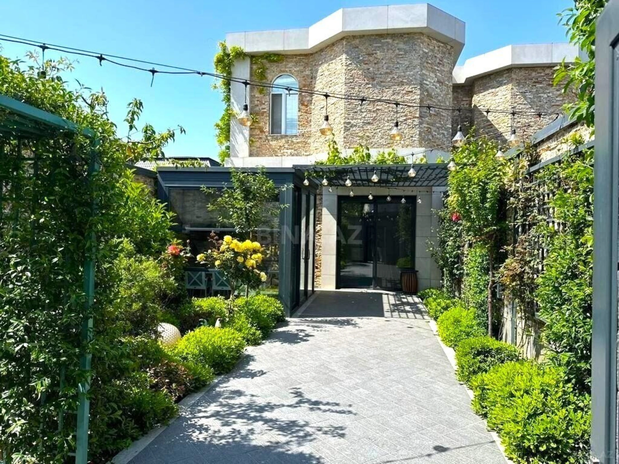 Satılır 9 otaqlı həyət evi 450 m²