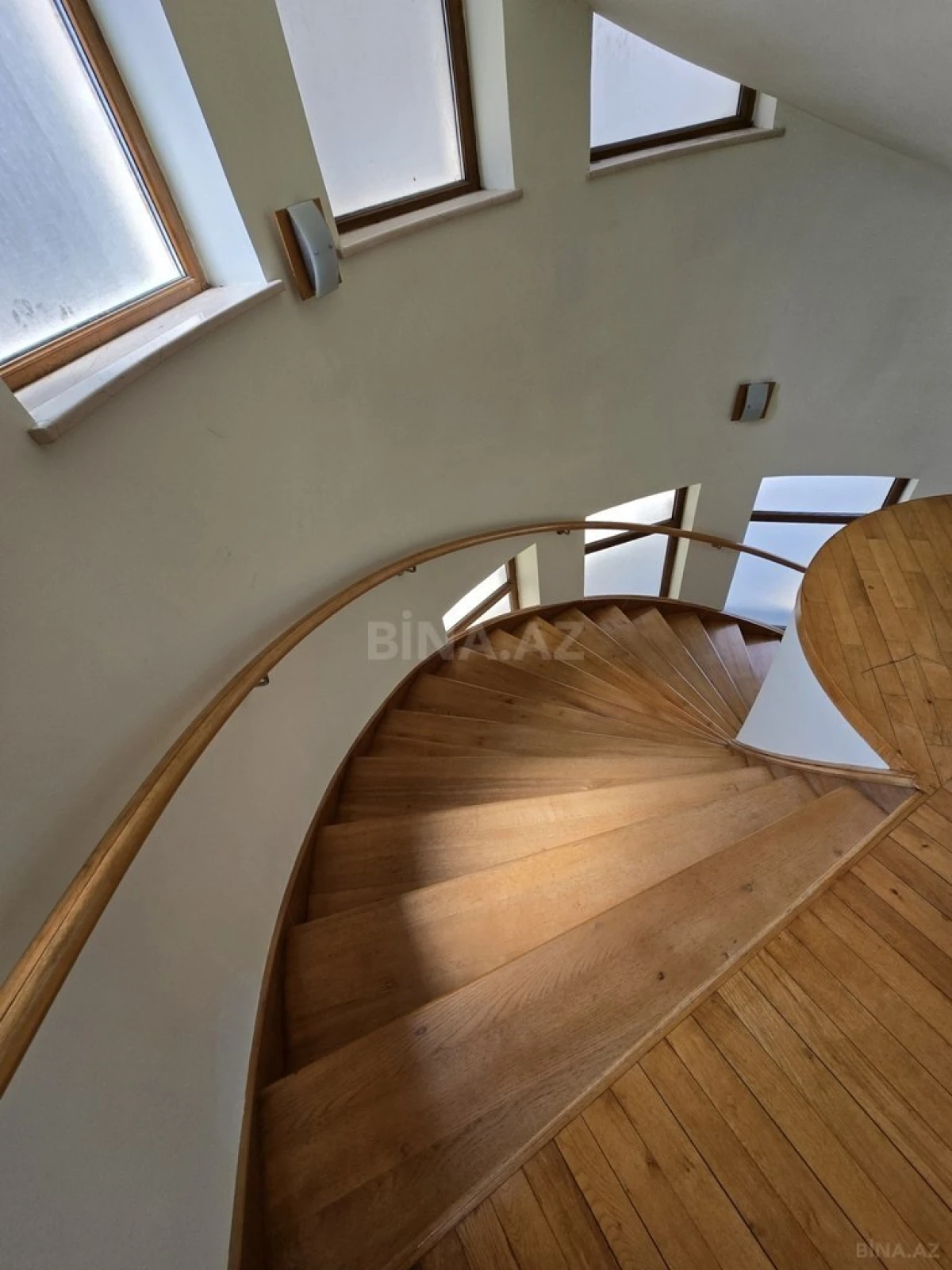 Satılır 8 otaqlı həyət evi 700 m²