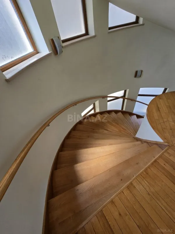 Satılır 8 otaqlı həyət evi 700 m²