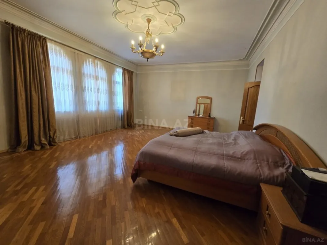 Satılır 8 otaqlı həyət evi 700 m²