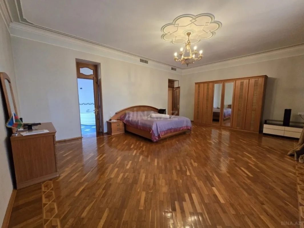 Satılır 8 otaqlı həyət evi 700 m²