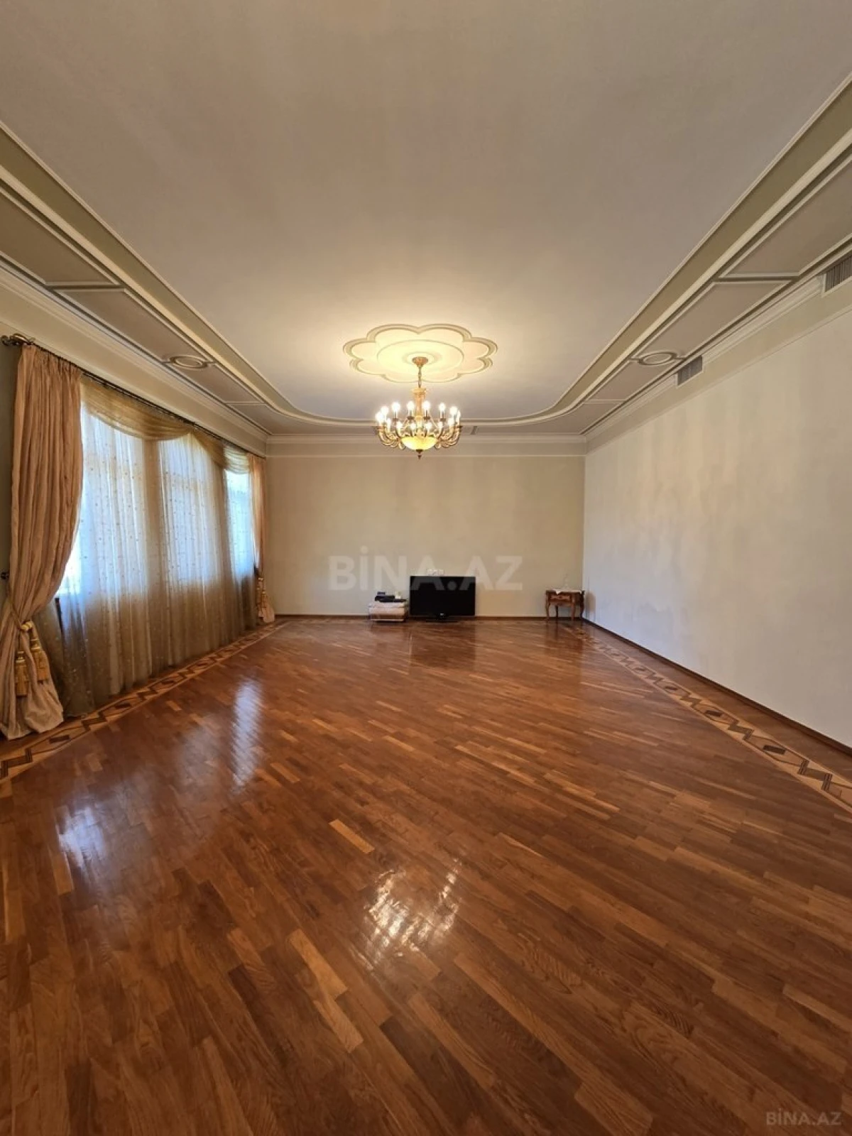 Satılır 8 otaqlı həyət evi 700 m²
