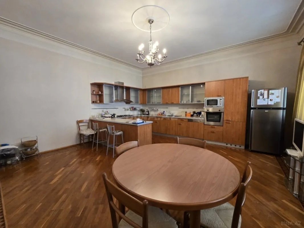 Satılır 8 otaqlı həyət evi 700 m²